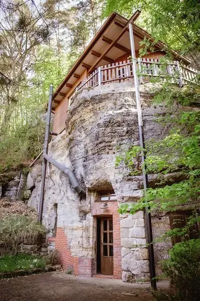 Terasa chaty s výhledem do údolí, pohled od Malby